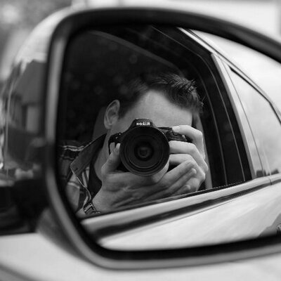Maarten Belmens hodling a camera in a car

