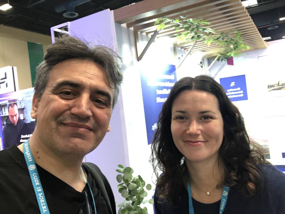 Daniele Alessandra taking a selfie with an attendee at WordCamp Europe 2024