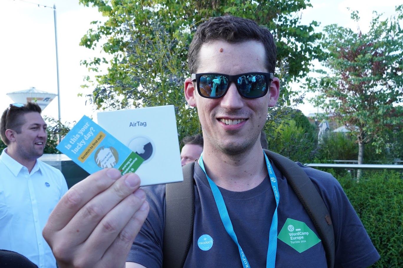 Xaver Birsak with a winning scratch card at Makers' Meetup